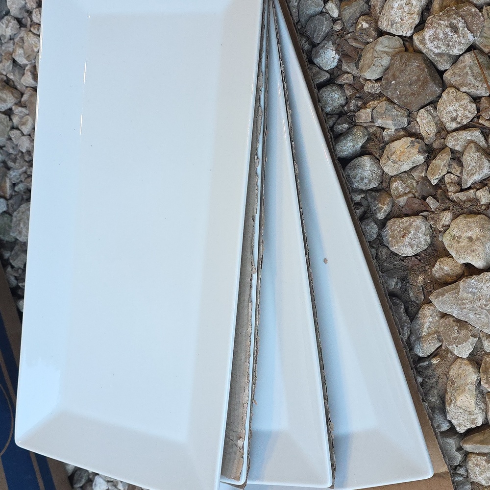 Set of White Rectangular Plates - Picture 3 of 3